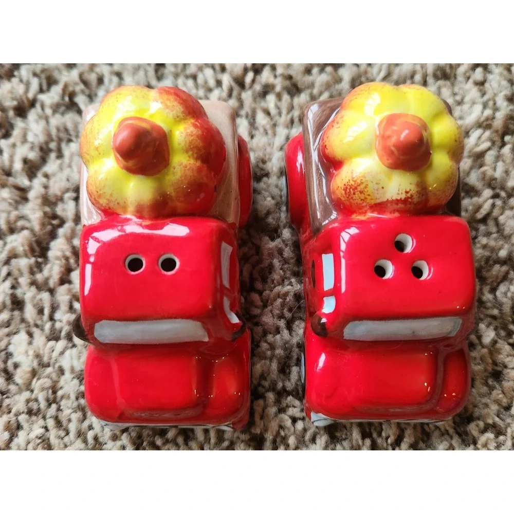 Red Harvest Truck Pumpkin Ceramic Salt and‎ Pepper Shakers Set Fall Decor